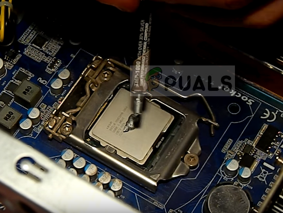 Applying thermal paste on a processor