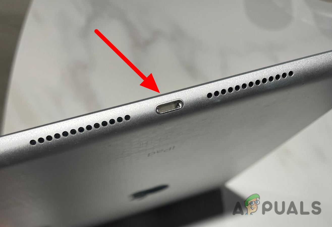 Cleaning the charging port of your iPad