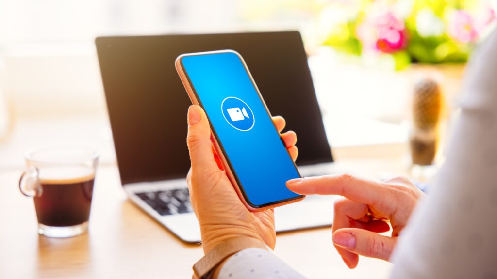 Which devices are compatible with Anyview Cast app